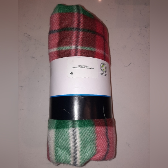 New Holiday Plaid throw, beautiful red, green and white plaid - Picture 4 of 5
